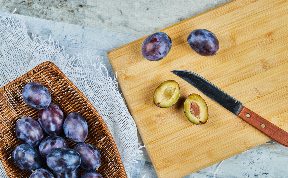 Harvest will double: how to feed a Hungarian plum in the fall