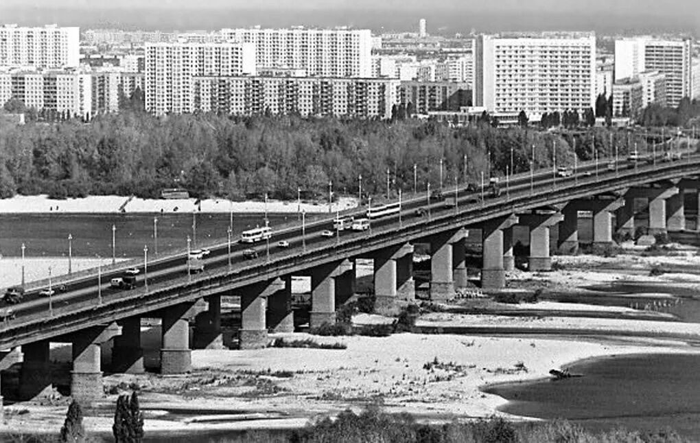 Large shoals in the middle: what Dnipro River looked like in Kyiv in the 1970s. Photo