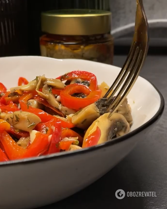 Spicy pickled mushroom and pepper appetizer: easy to prepare and delicious