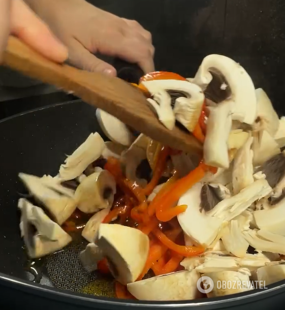 Spicy pickled mushroom and pepper appetizer: easy to prepare and delicious