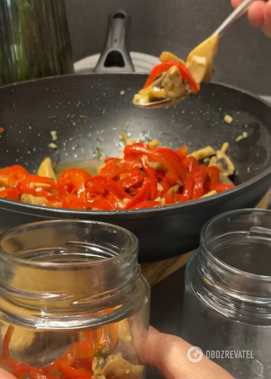 Spicy pickled mushroom and pepper appetizer: easy to prepare and delicious