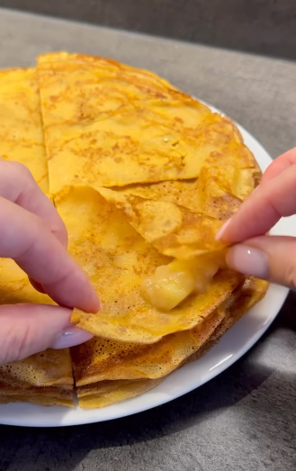 Pumpkin mini crepes with cottage cheese and raisins: a delicious alternative to regular crepes