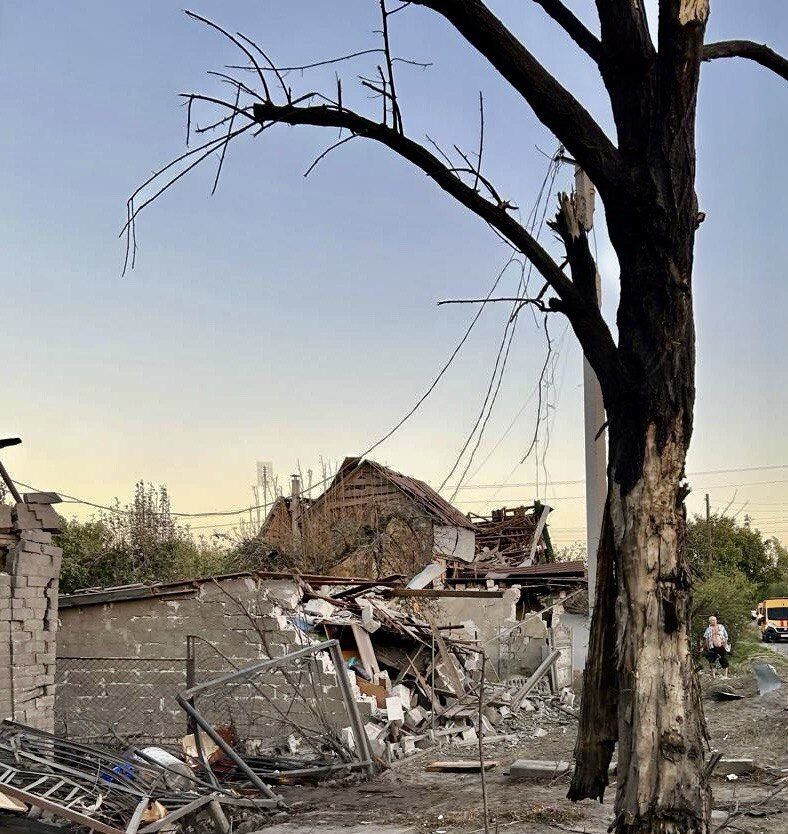 Russia targets Zaporizhzhia with guided bombs: private houses destroyed, a woman rescued from the rubble. Photo and video 