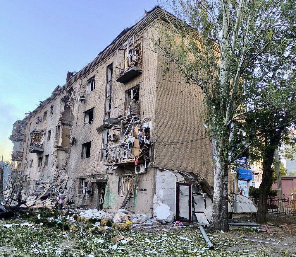 Russia targets Zaporizhzhia with guided bombs: private houses destroyed, a woman rescued from the rubble. Photo and video 