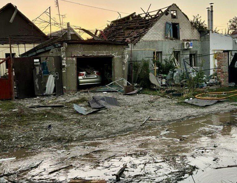 Russia targets Zaporizhzhia with guided bombs: private houses destroyed, a woman rescued from the rubble. Photo and video 