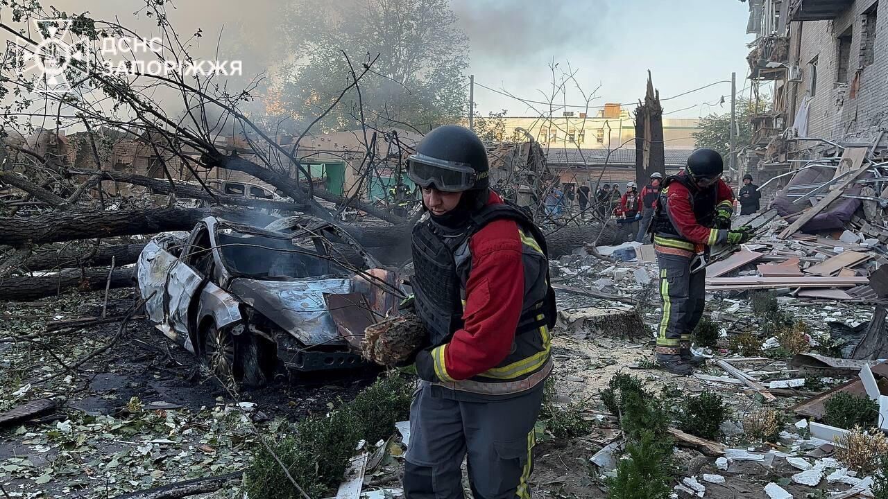 Russia targets Zaporizhzhia with guided bombs: private houses destroyed, a woman rescued from the rubble. Photo and video 