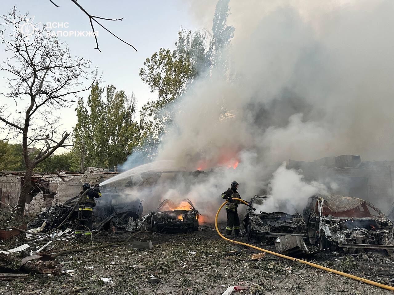 Russia targets Zaporizhzhia with guided bombs: private houses destroyed, a woman rescued from the rubble. Photo and video 