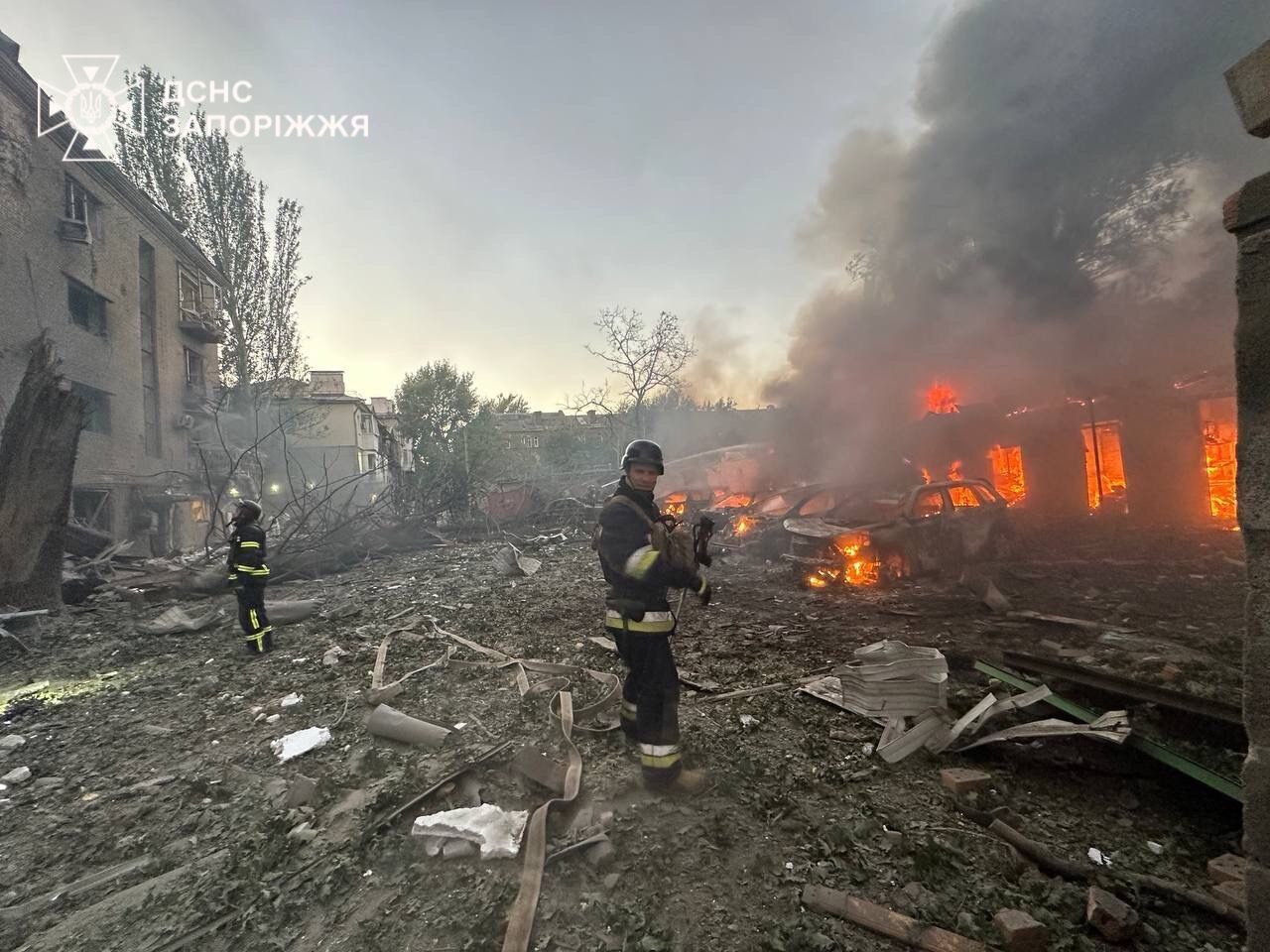 Russia targets Zaporizhzhia with guided bombs: private houses destroyed, a woman rescued from the rubble. Photo and video 