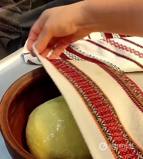 Puffy homemade pampushki with garlic: a must-have for borscht