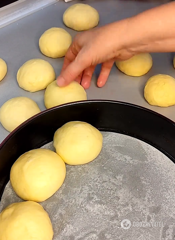 Puffy homemade pampushki with garlic: a must-have for borscht