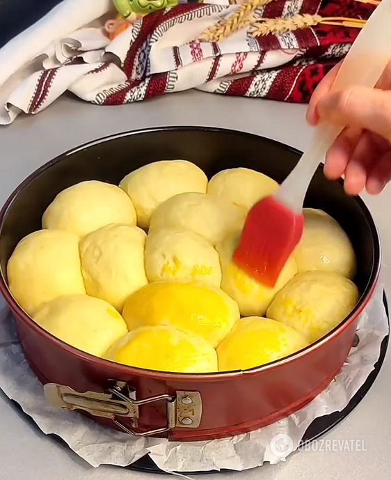 Puffy homemade pampushki with garlic: a must-have for borscht