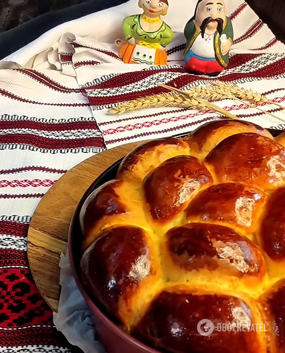 Puffy homemade pampushki with garlic: a must-have for borscht