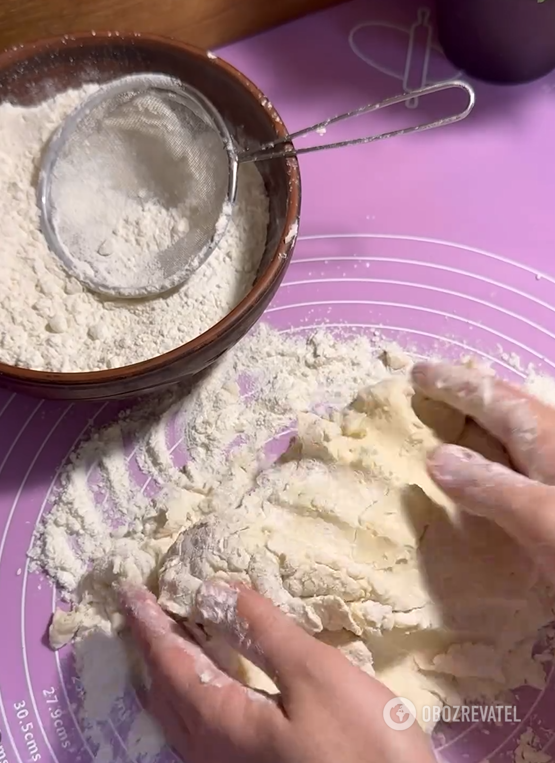 Without milk and butter: how to make a successful dough for crispy bagels for tea