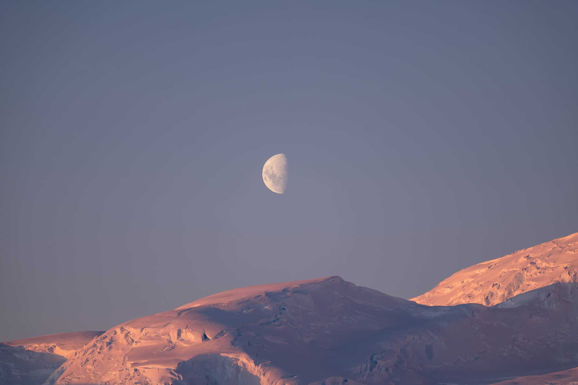 Deserted and mystical: a rare phenomenon was recorded over Vernadsky Research Base at night. Photo