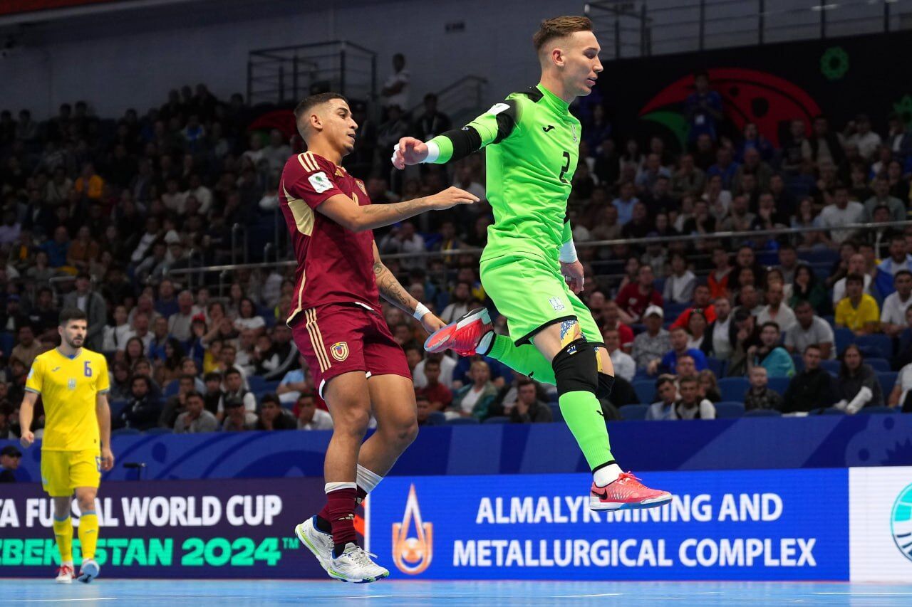 The goalkeeper of the national team of Ukraine went all over the field and scored a goal in the quarterfinals of the Futsal World Cup. Video