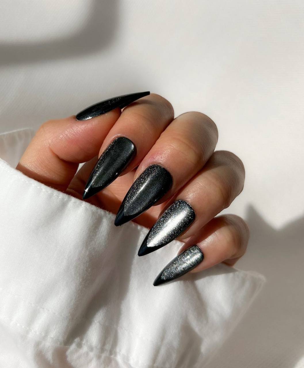 Black manicure: the best design ideas for those who love minimalism. Photo.