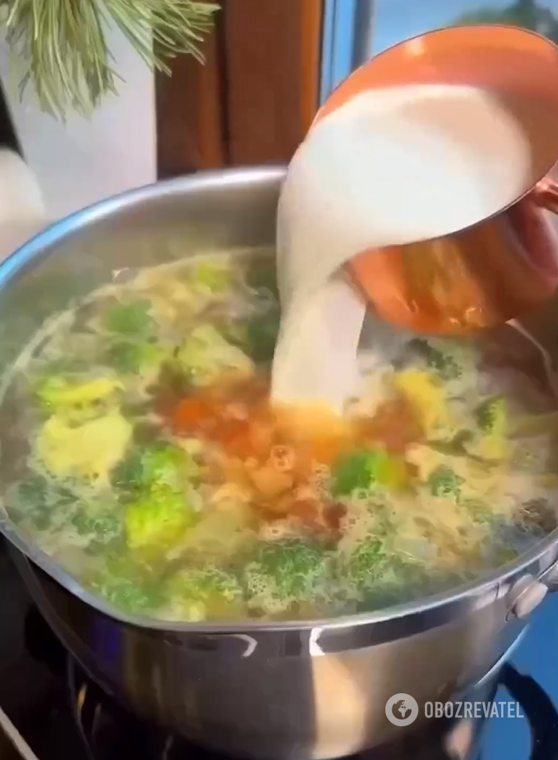 Better than ordinary broth: how to make a light creamy salmon soup for lunch