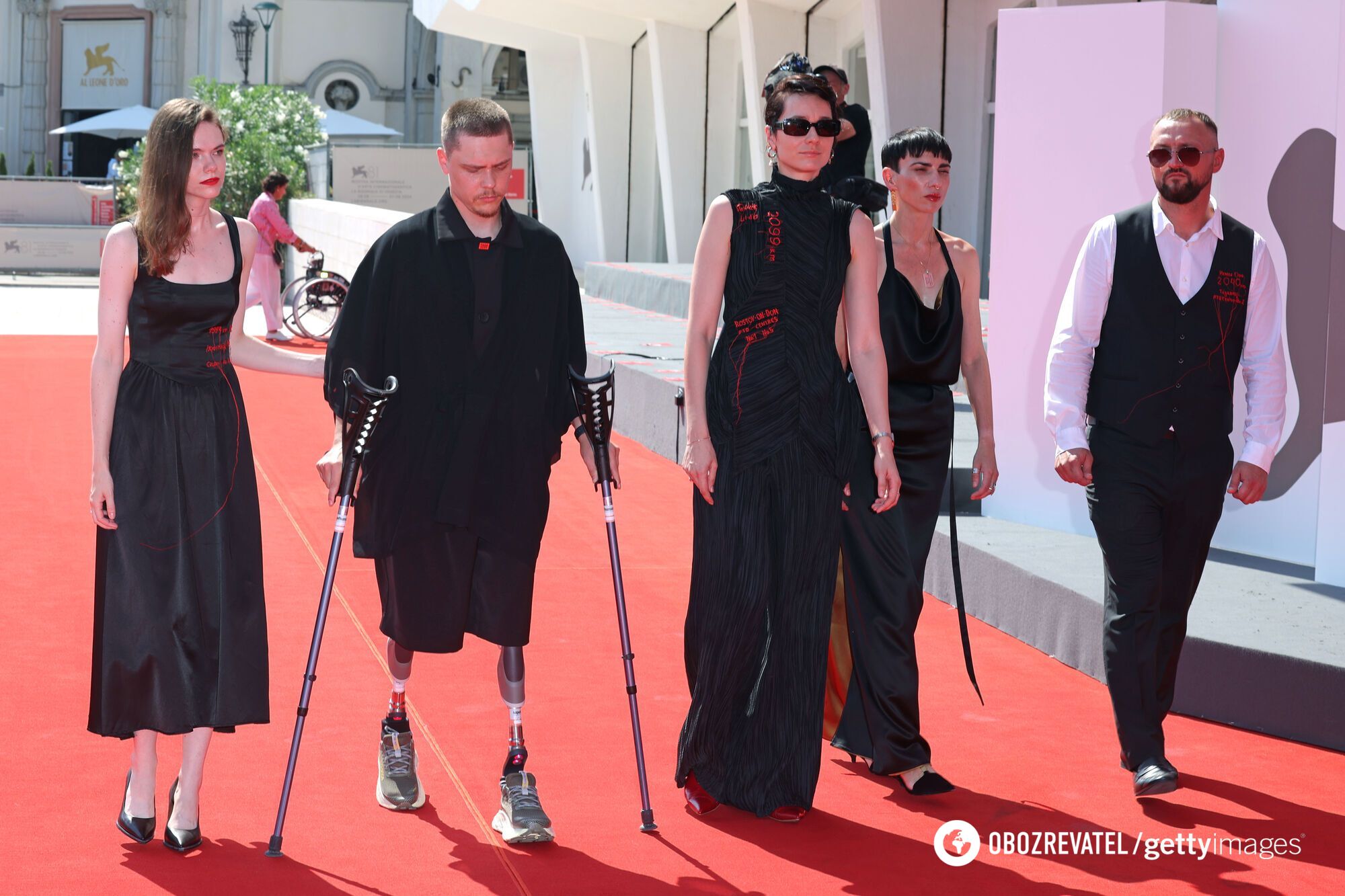 In black and with ''bloody'' embroidery: Ukrainian film team in Venice organized a powerful action in support of the prisoners