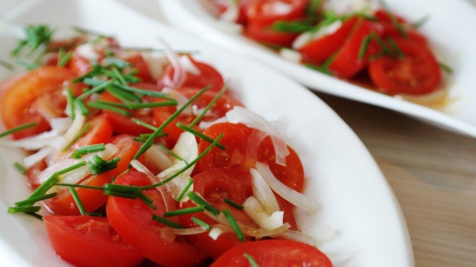 Pickled tomatoes with onions in 5 minutes