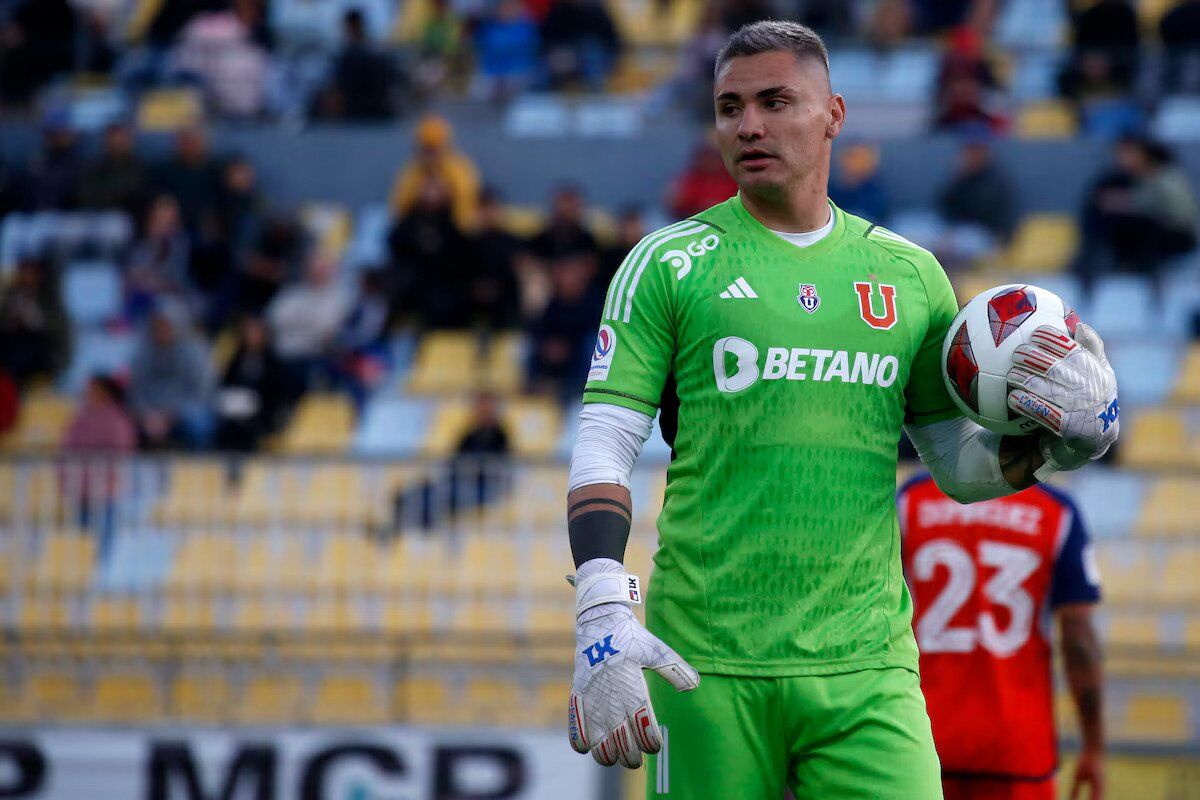 Chile goalkeeper's leg amputated to extract him from car after crash