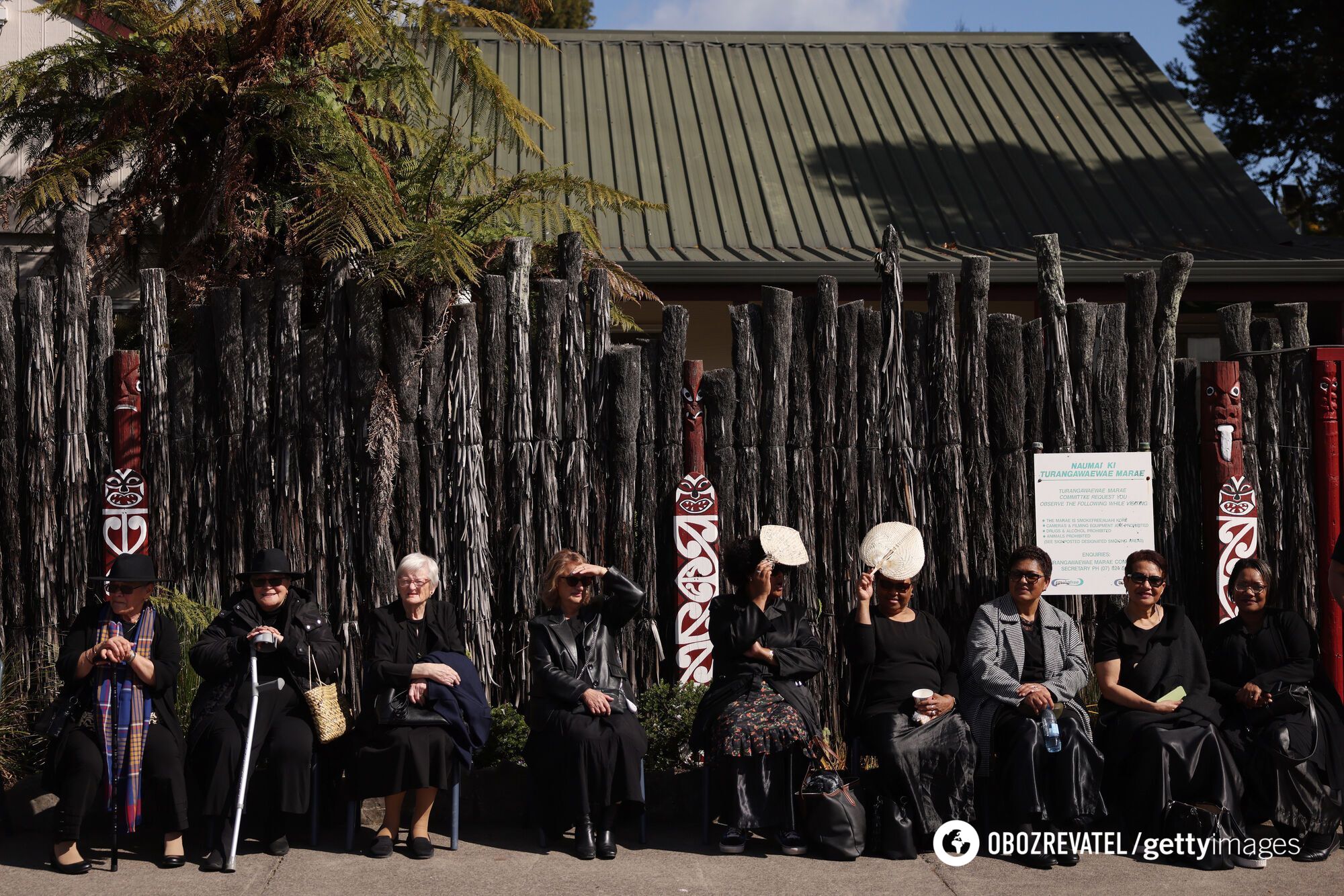 Indigenous people of New Zealand elect a new queen with facial tattoos: coronation held at the same time as her father's funeral