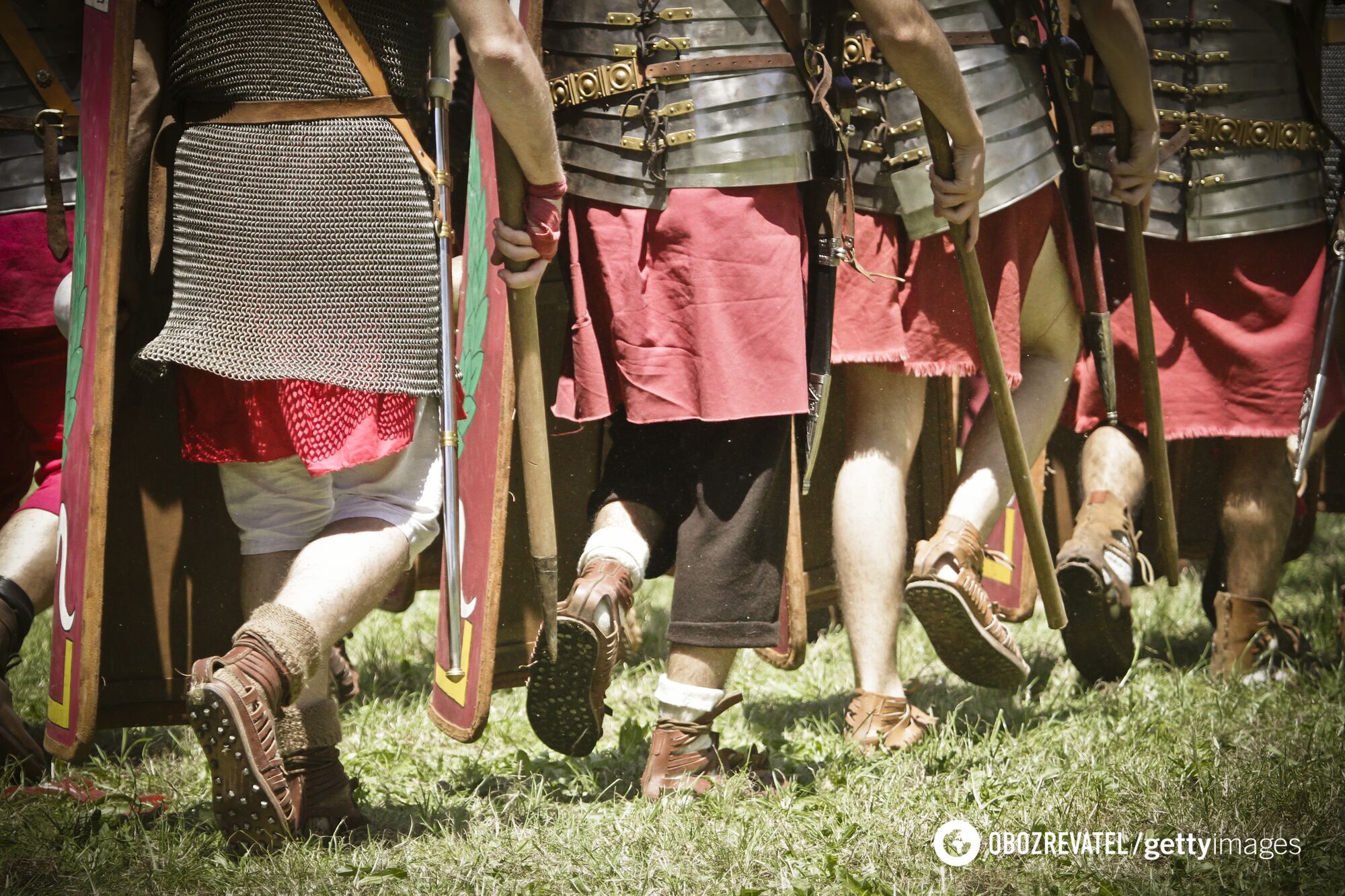 Liczący 2000 lat rzymski sandał wojskowy z gwoździami został odkryty w Niemczech. Zdjęcie