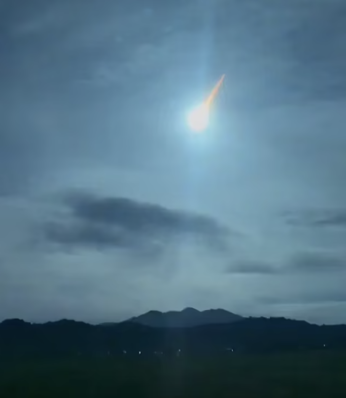 An asteroid has fallen in the Philippines: locals recorded a powerful flash. Video