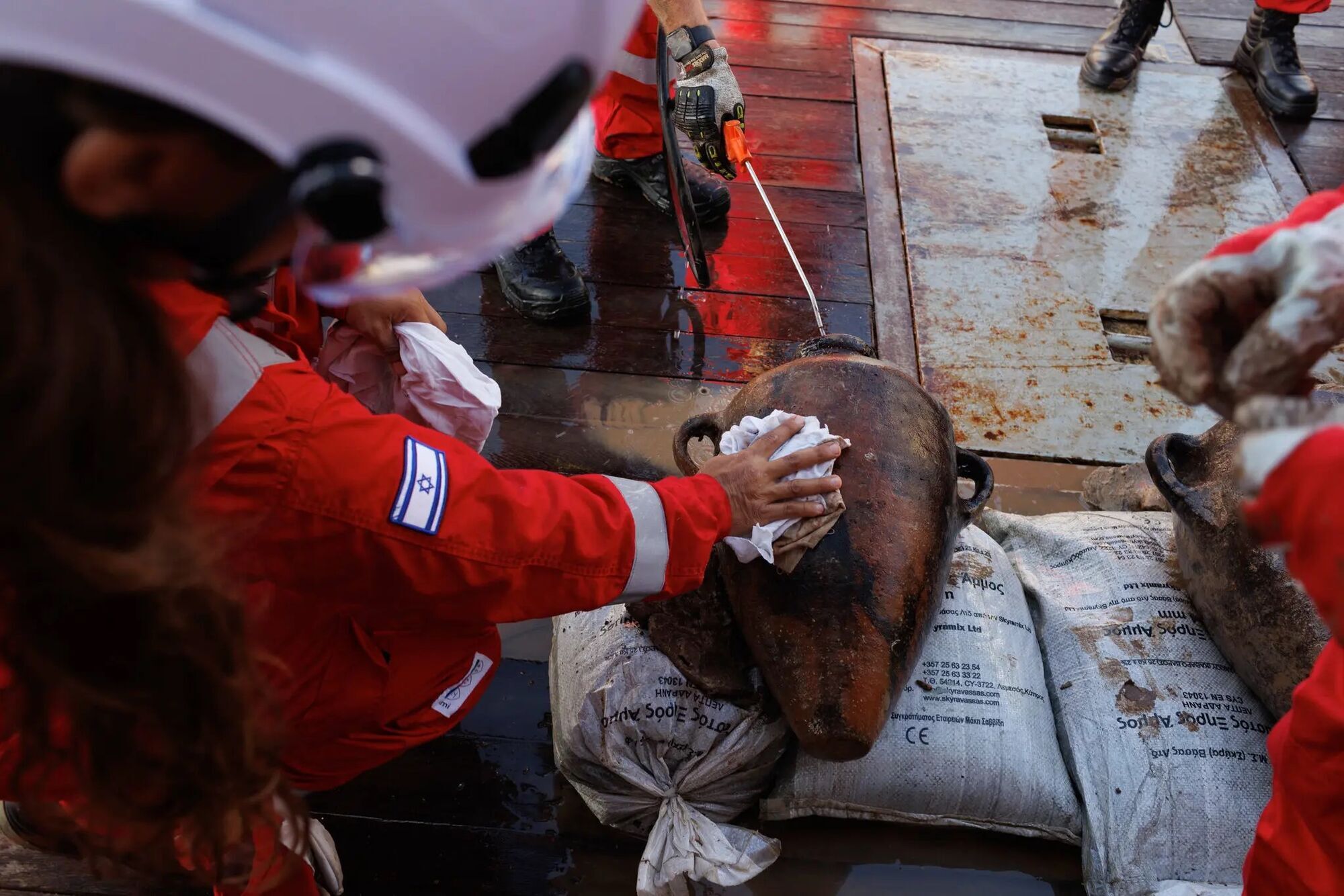 A 3300-year-old ship with undamaged cargo was found at the bottom of the Mediterranean Sea. Photo