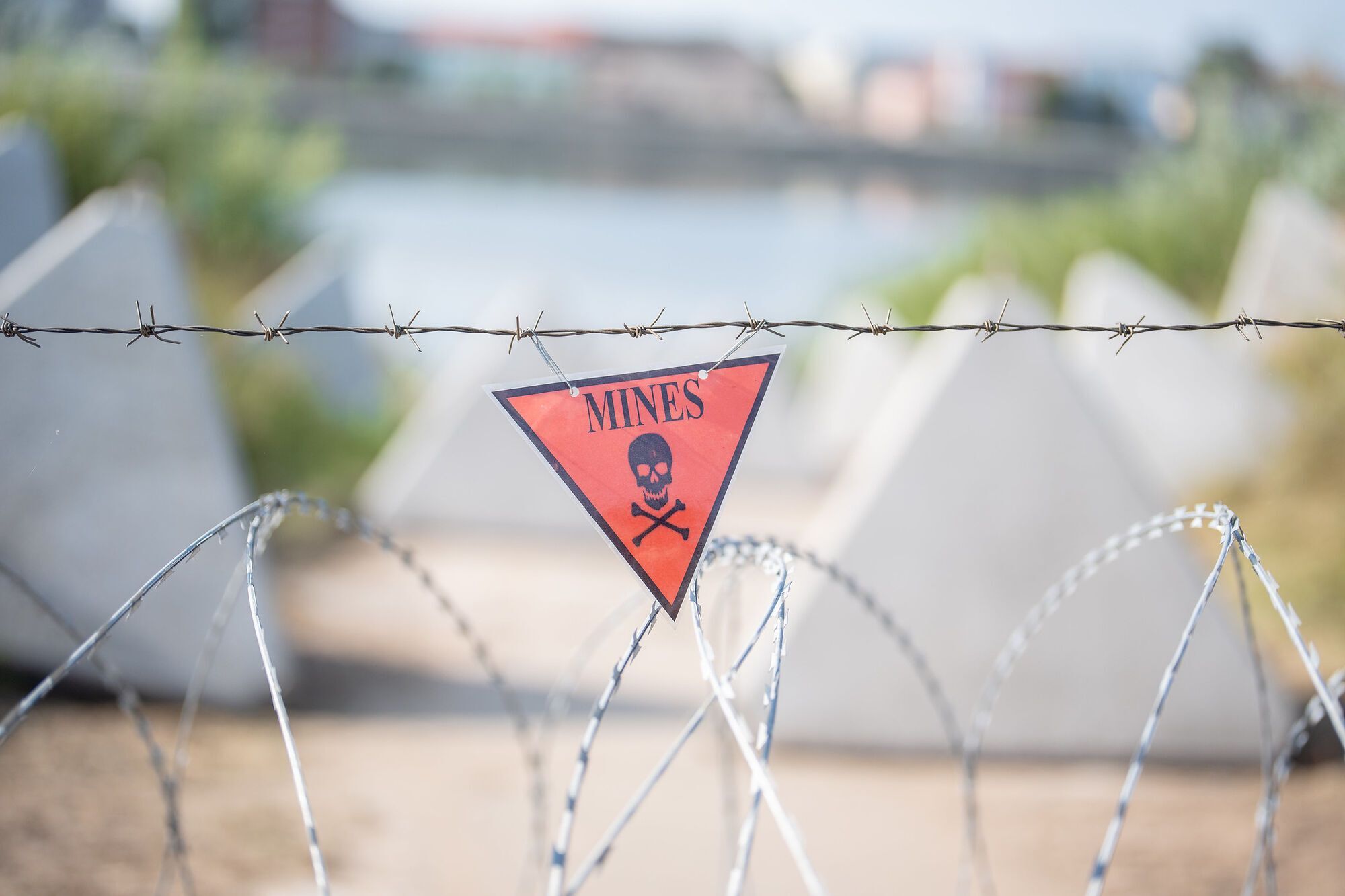 Lithuania installs anti-tank Czech hedgehogs and dragon's teeth opposite the bridge to Russian Kaliningrad region: what's going on