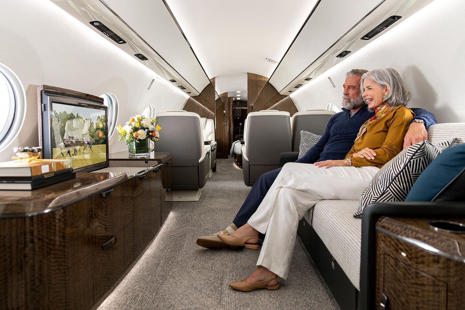 Jeff Bezos bought one of the fastest private jets in the world: it has 5 rooms, a shower and a large kitchen. Photos and videos that will take your breath away