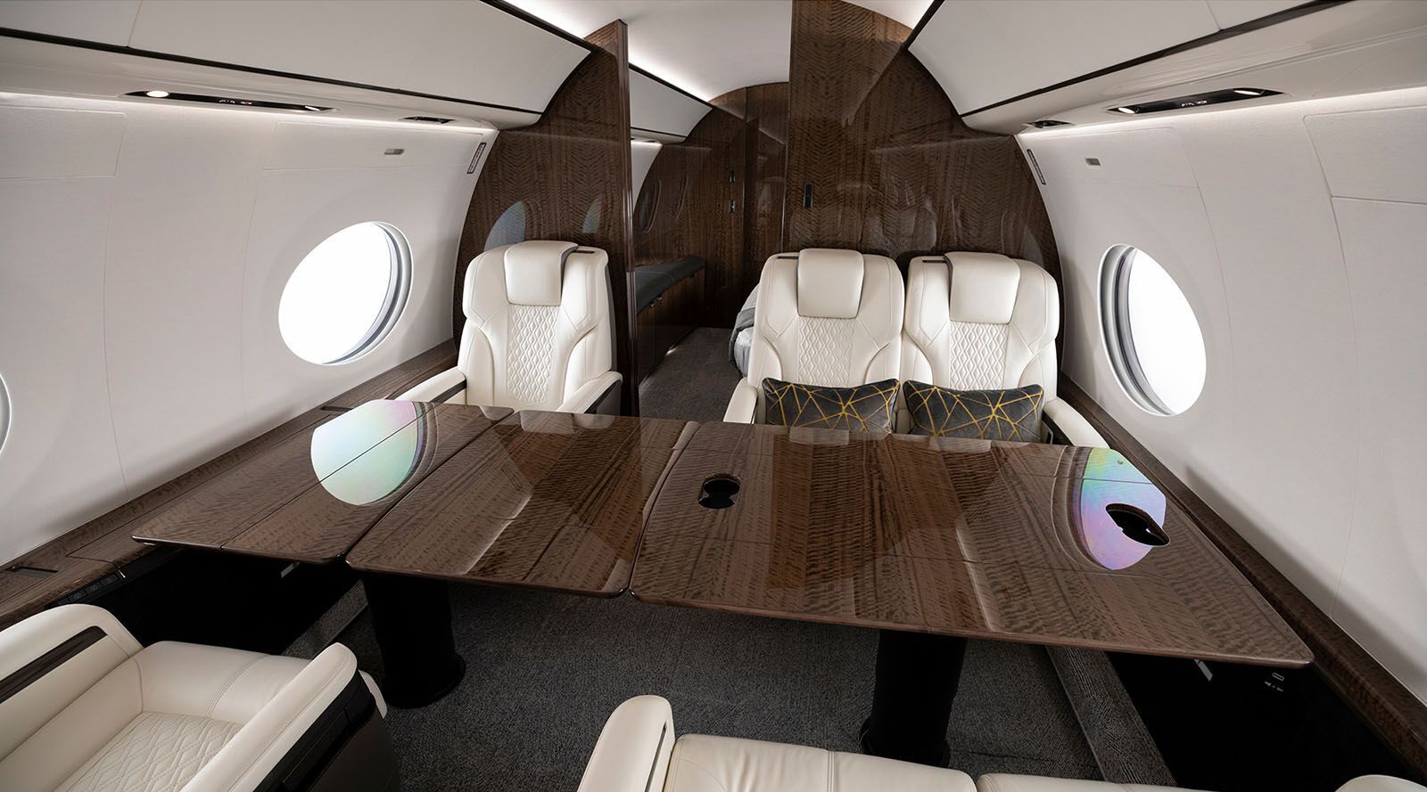 Jeff Bezos bought one of the fastest private jets in the world: it has 5 rooms, a shower and a large kitchen. Photos and videos that will take your breath away