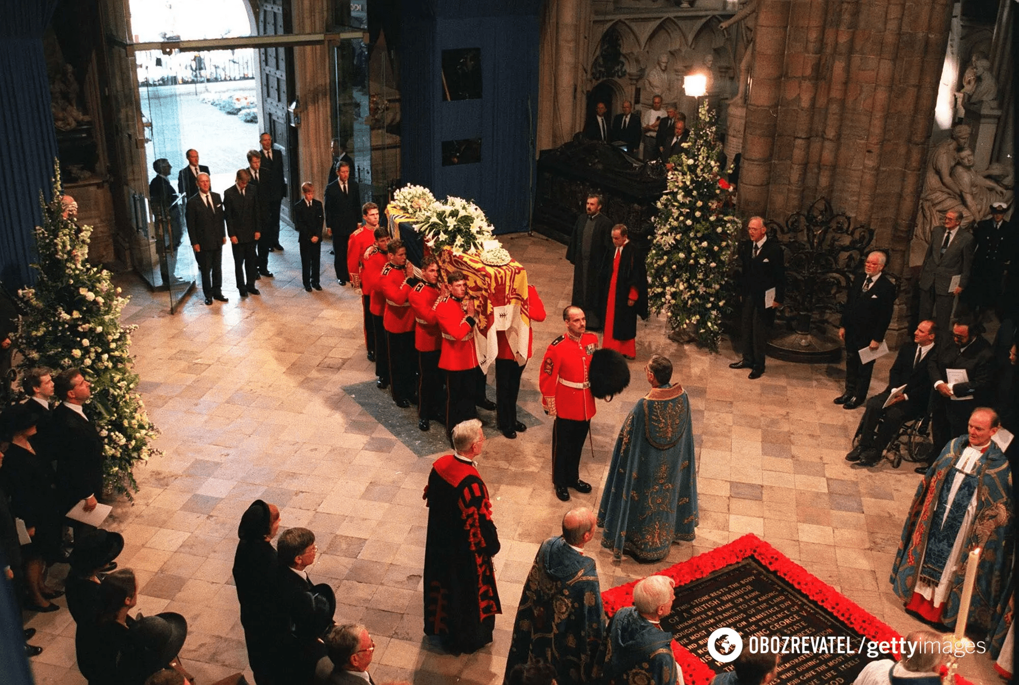 The Queen broke protocol and the palace was flooded with flowers: Princess Diana was buried 27 years ago. Historic photos