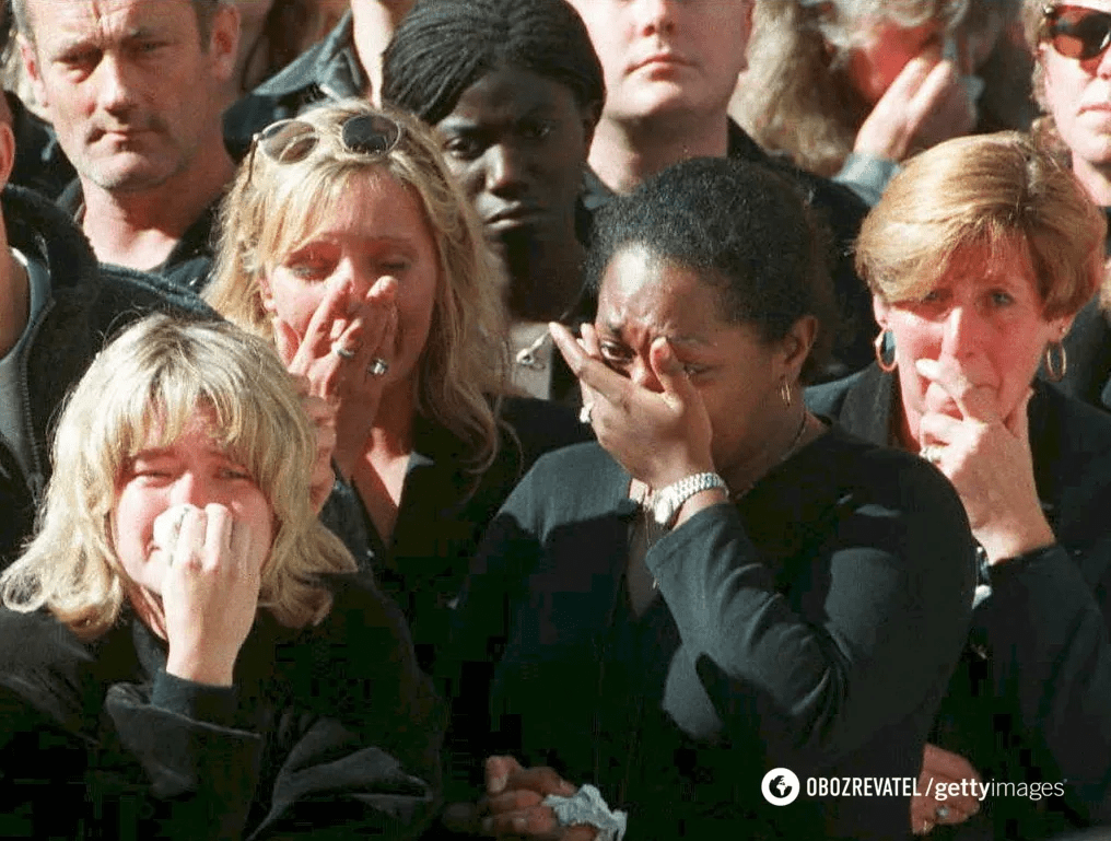 The Queen broke protocol and the palace was flooded with flowers: Princess Diana was buried 27 years ago. Historic photos