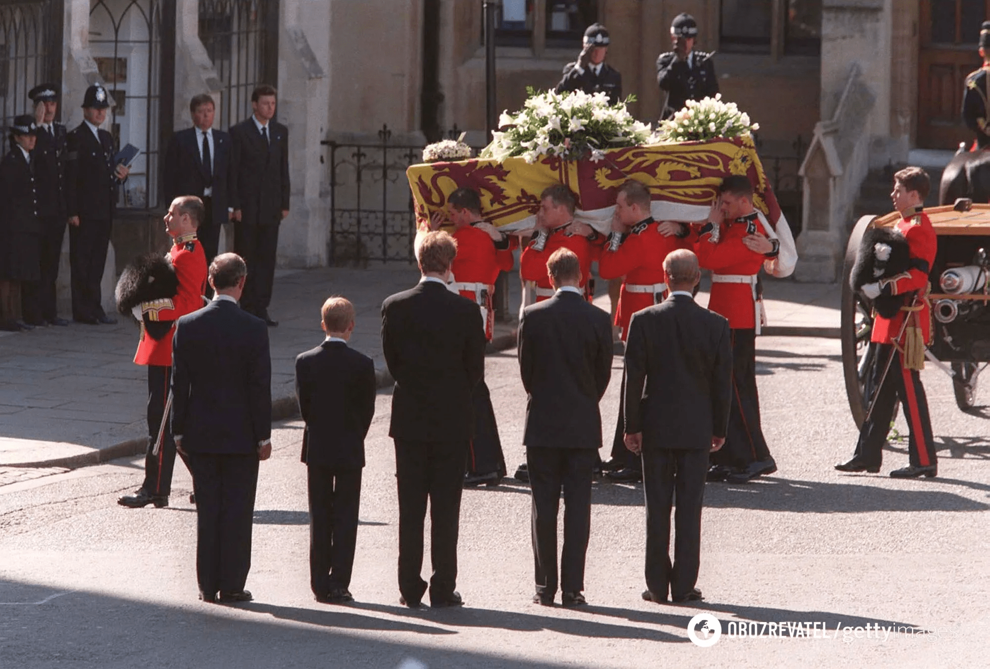 The Queen broke protocol and the palace was flooded with flowers: Princess Diana was buried 27 years ago. Historic photos