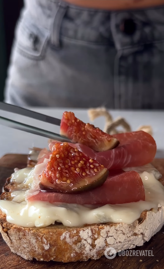 Bruschetta with figs, ham and gorgonzola: a delicious appetizer in minutes