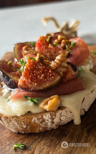 Bruschetta with figs, ham and gorgonzola: a delicious appetizer in minutes