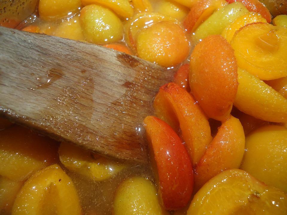 How to boil thick apricot jam