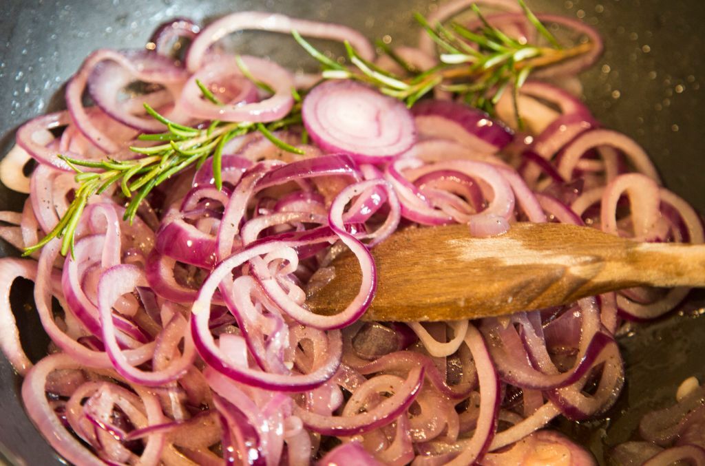 Why you need to eat onions every day: 7 reasons are named