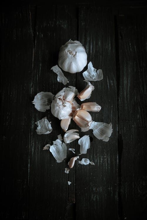 Peeled raw garlic