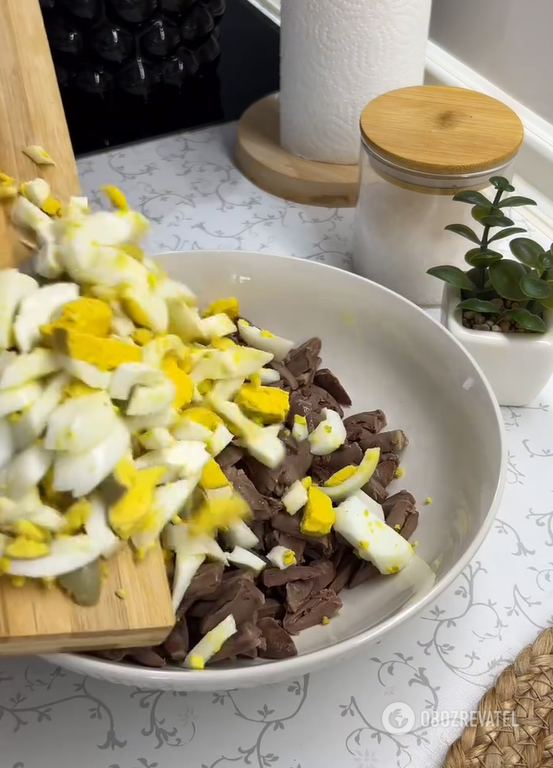 Delicious mayonnaise salad with chicken hearts: how long to cook the meat to make it soft