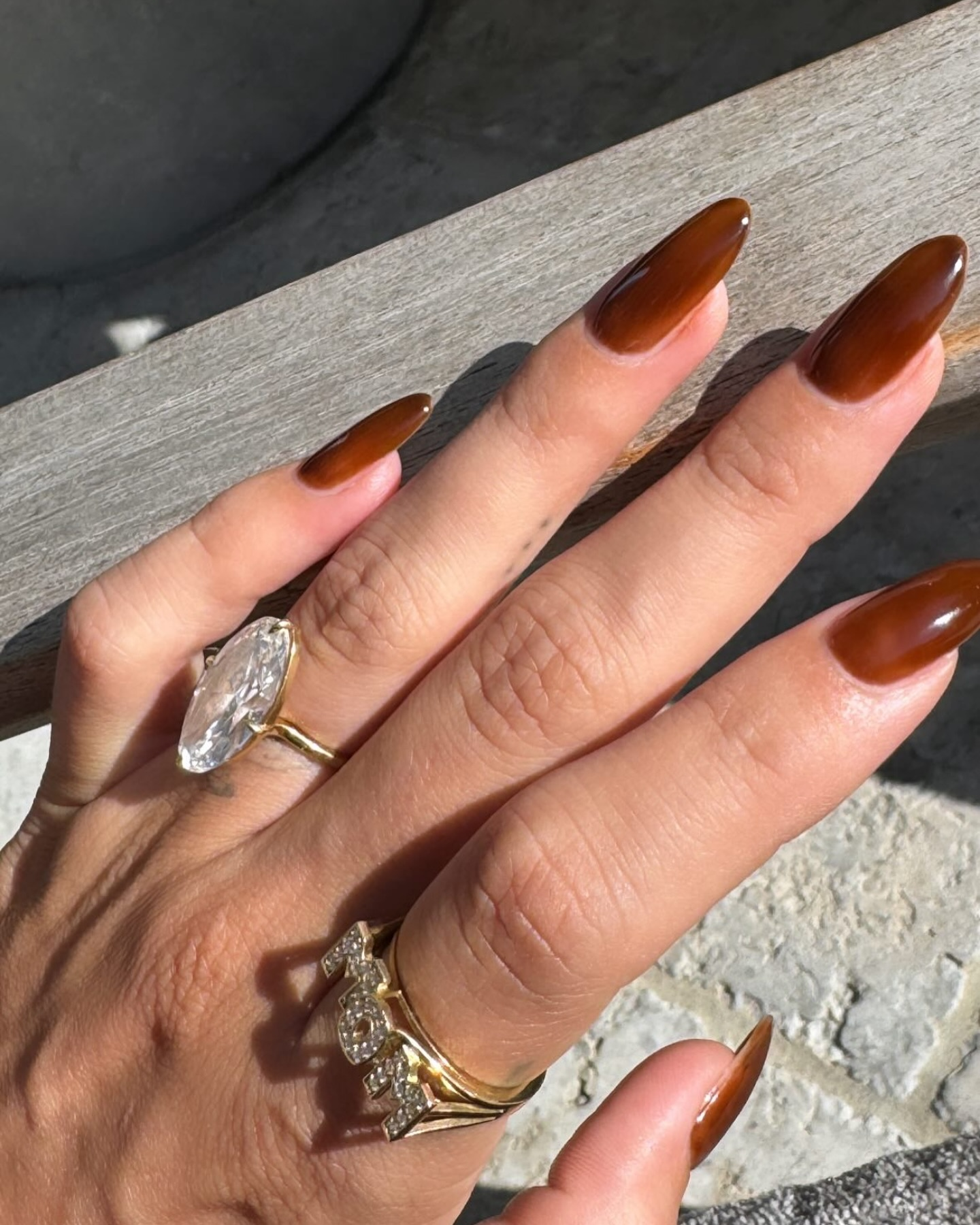 Najlepszy manicure na jesień: Hailey Bieber wprowadza nowy trend