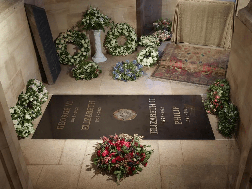 Blue hands but a wide smile: what Queen Elizabeth II looked in her last days and where she was buried. Photo