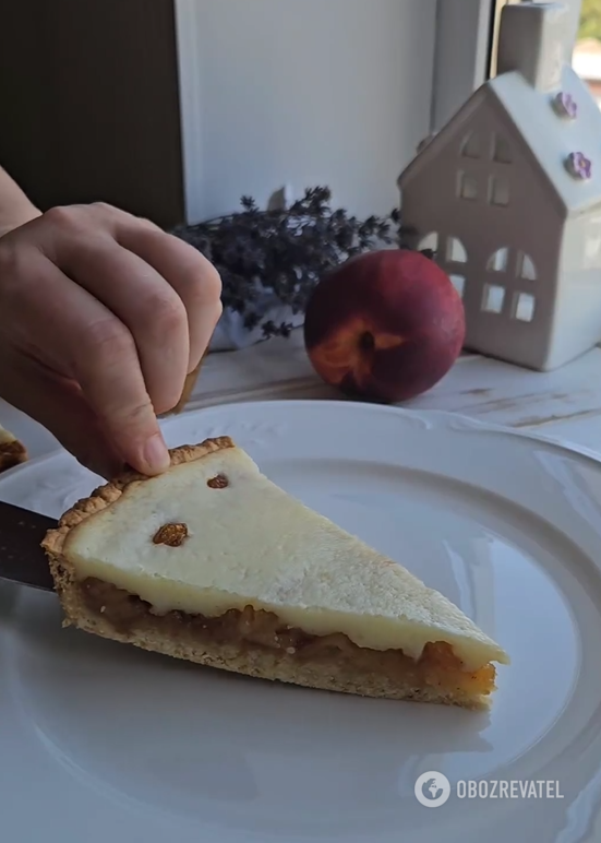 Better than Charlotte: how to make a delicious apple pie on a crispy dough