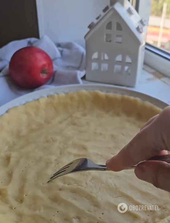 Better than Charlotte: how to make a delicious apple pie on a crispy dough