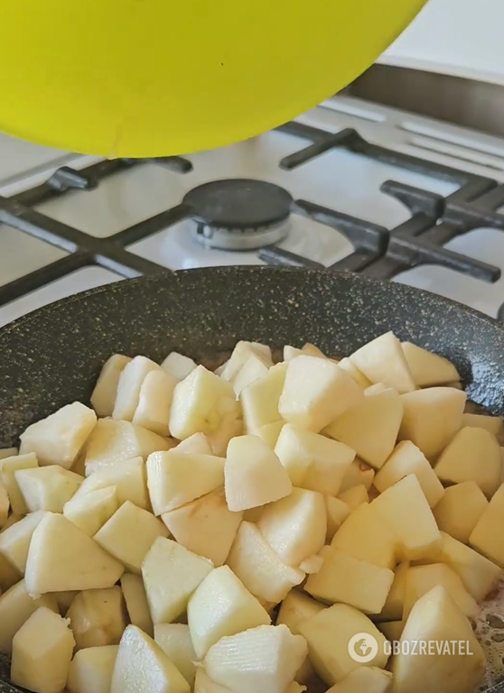 Better than Charlotte: how to make a delicious apple pie on a crispy dough