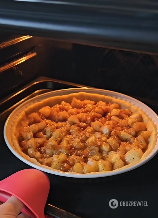 Better than Charlotte: how to make a delicious apple pie on a crispy dough