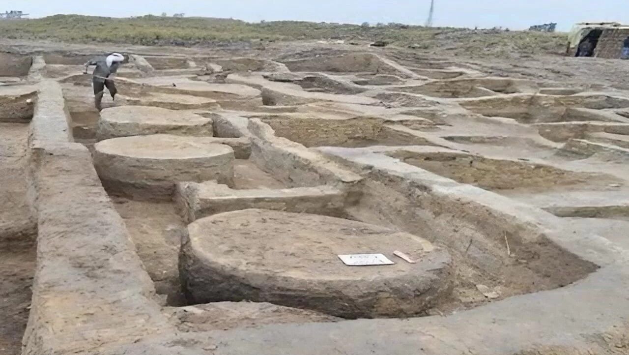 Miecz faraona Ramzesa II i inne starożytne artefakty znalezione w Egipcie. Zdjęcie