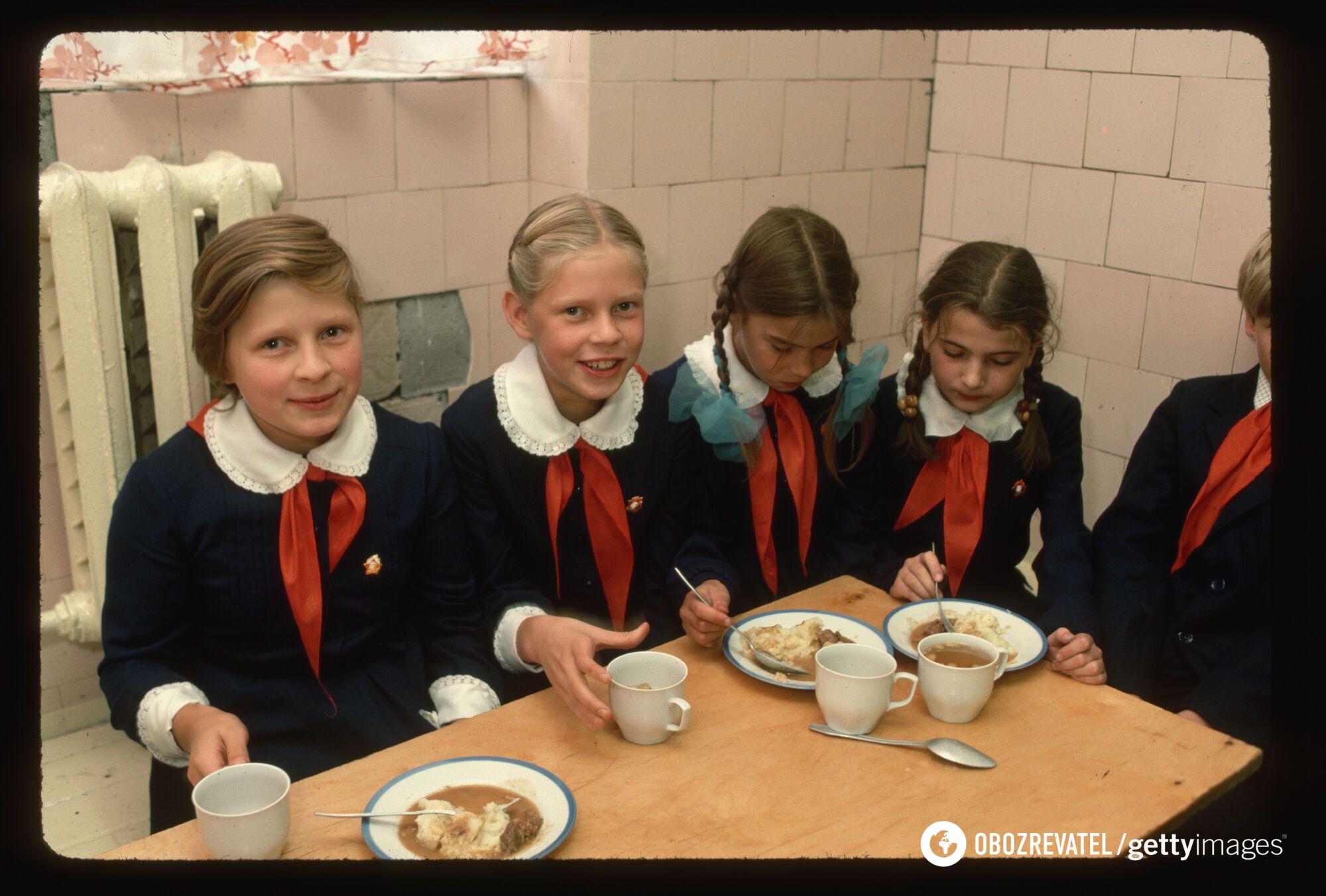 Why schoolgirls wore uniforms with aprons in the USSR: explanation