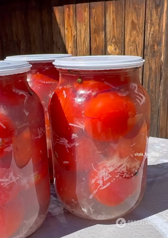 Tomatoes under snow for winter: add lots of grated garlic