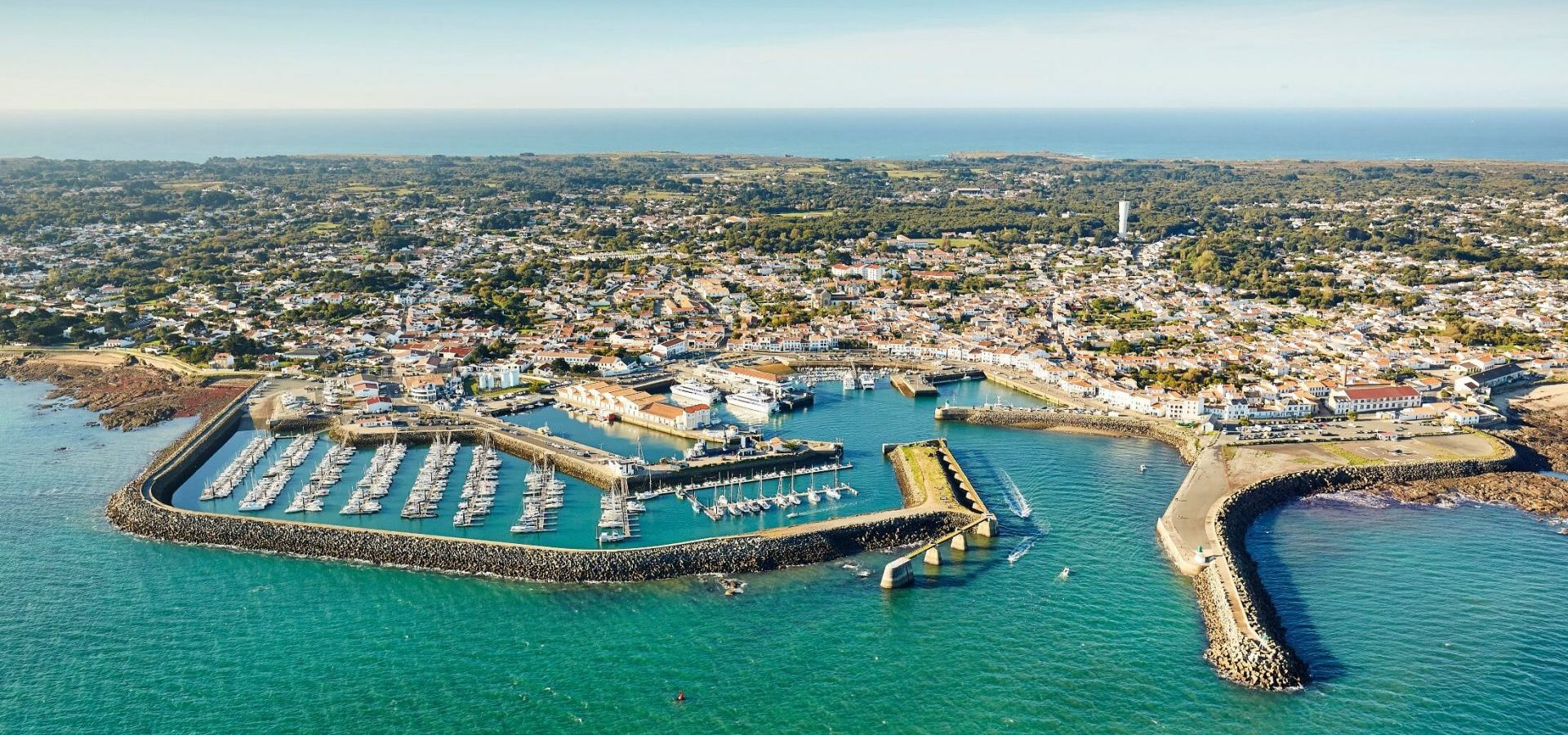 France without crowds of tourists: which cities to visit for those who prefer coziness